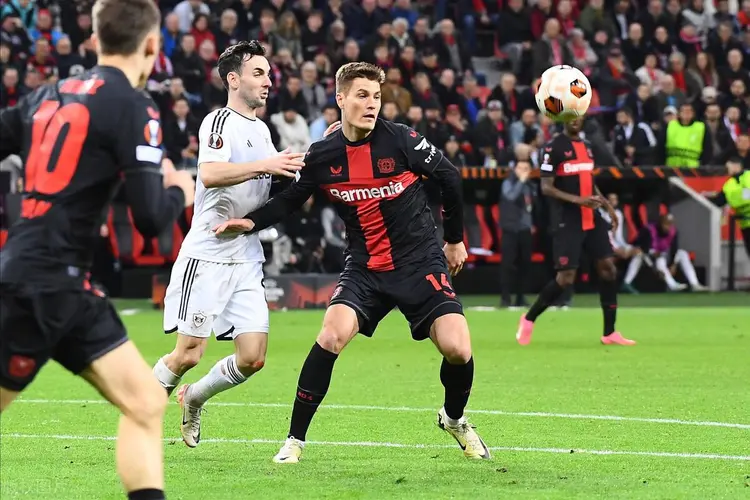 弗赖堡客场战平勒沃库森,难掩遗憾 弗赖堡客场战平勒沃库森,难掩遗憾