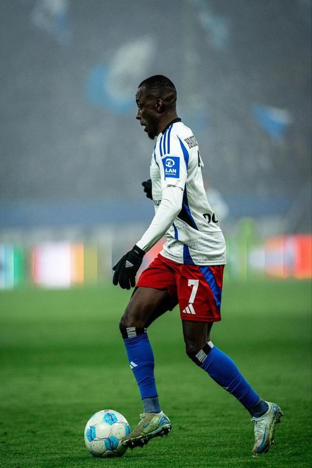 汉堡门将表现优异,稳守球门助球队获胜 汉堡门将表现优异,稳守球门助球队获胜