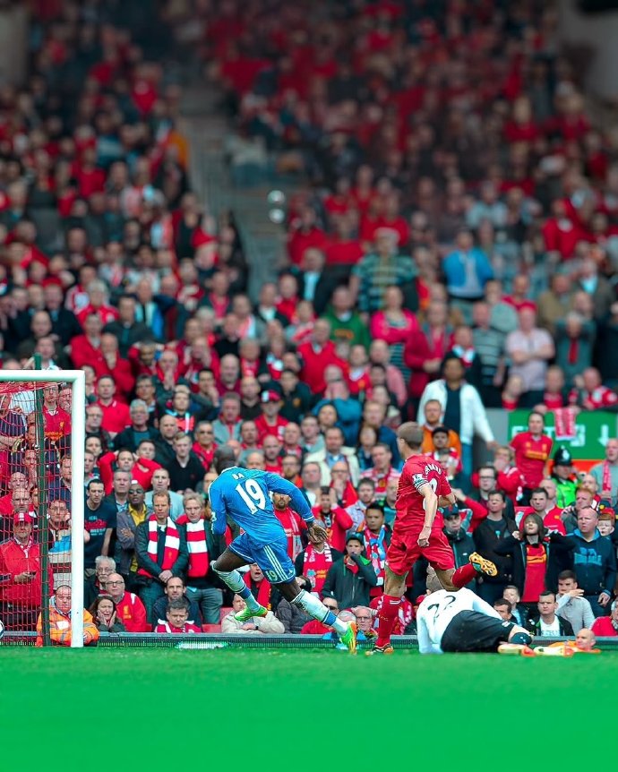 纷纷扰扰的足球比赛呈现出悬念不断 纷纷扰扰的足球比赛呈现出悬念不断