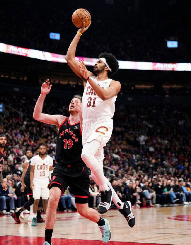 猛龙连胜提速,主场大胜雄鹿保持不败 猛龙连胜提速,主场大胜雄鹿保持不败