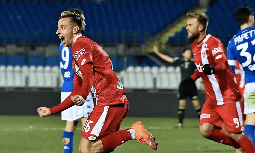 热那亚激战佛罗伦萨:锋线进攻 热那亚激战佛罗伦萨:锋线进攻