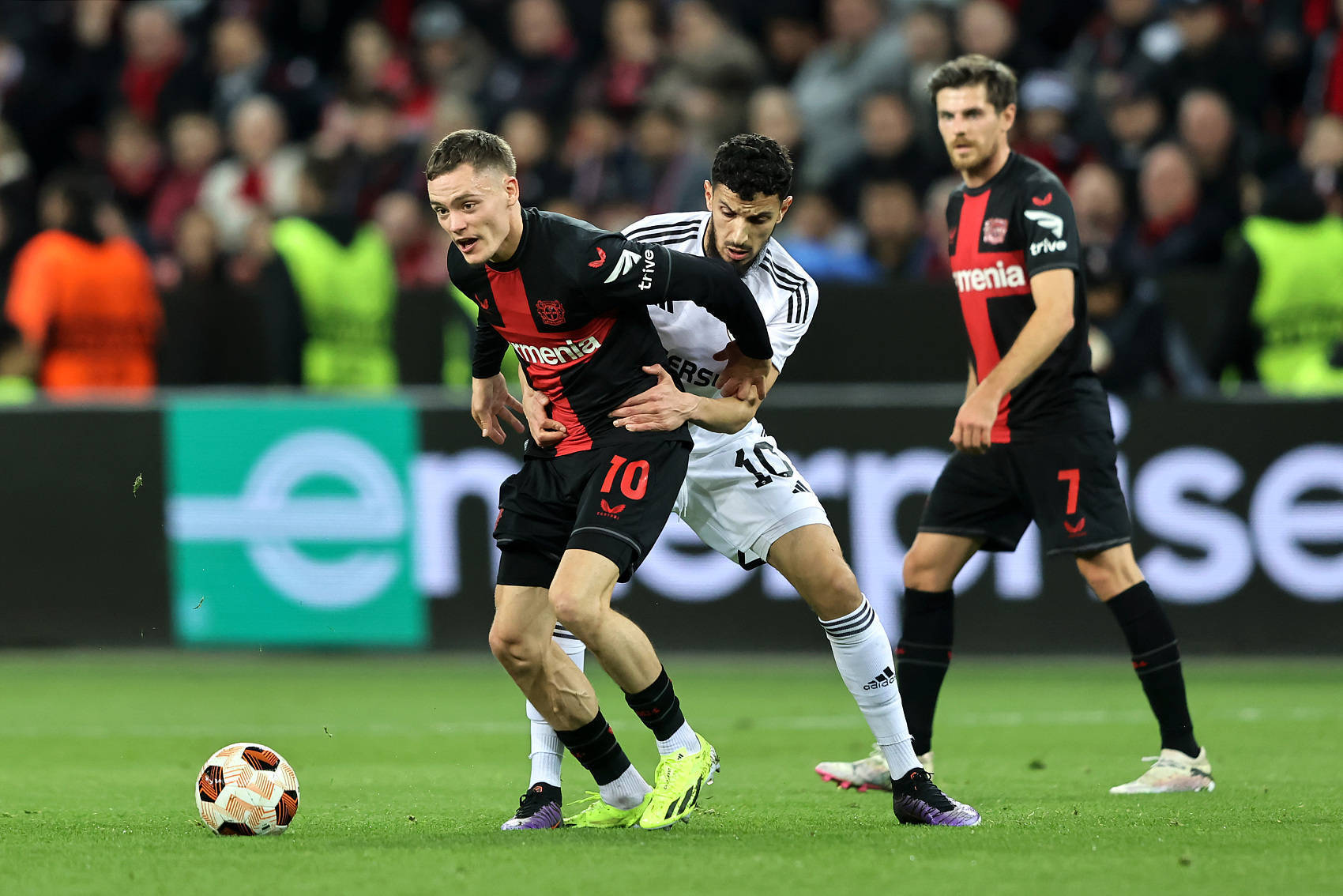 欧洲强强对决,顶级球队精彩交锋展开 欧洲强强对决,顶级球队精彩交锋展开