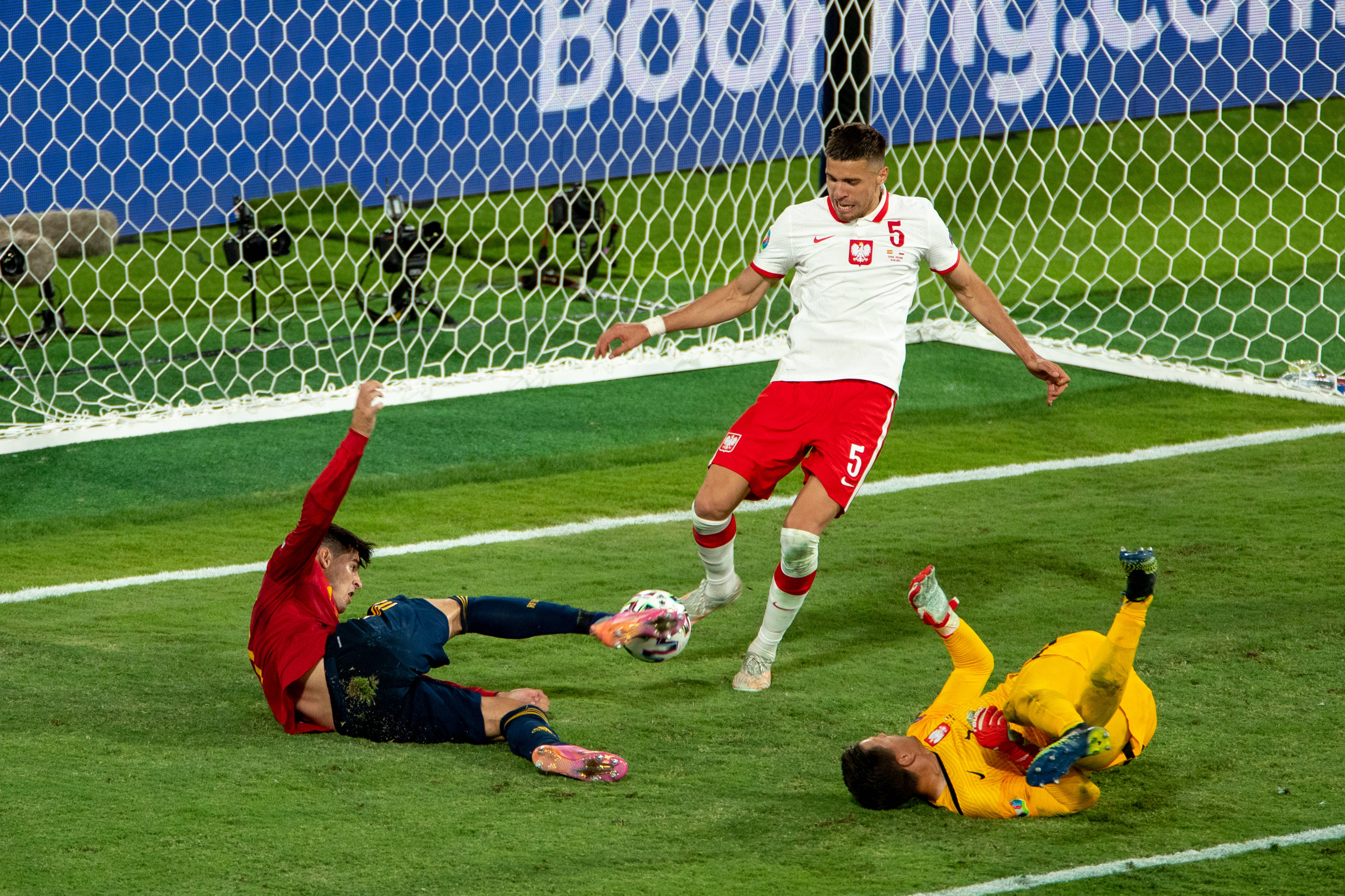 波兰遭西班牙绝平,小组第二成未卜之数 波兰遭西班牙绝平,小组第二成未卜之数