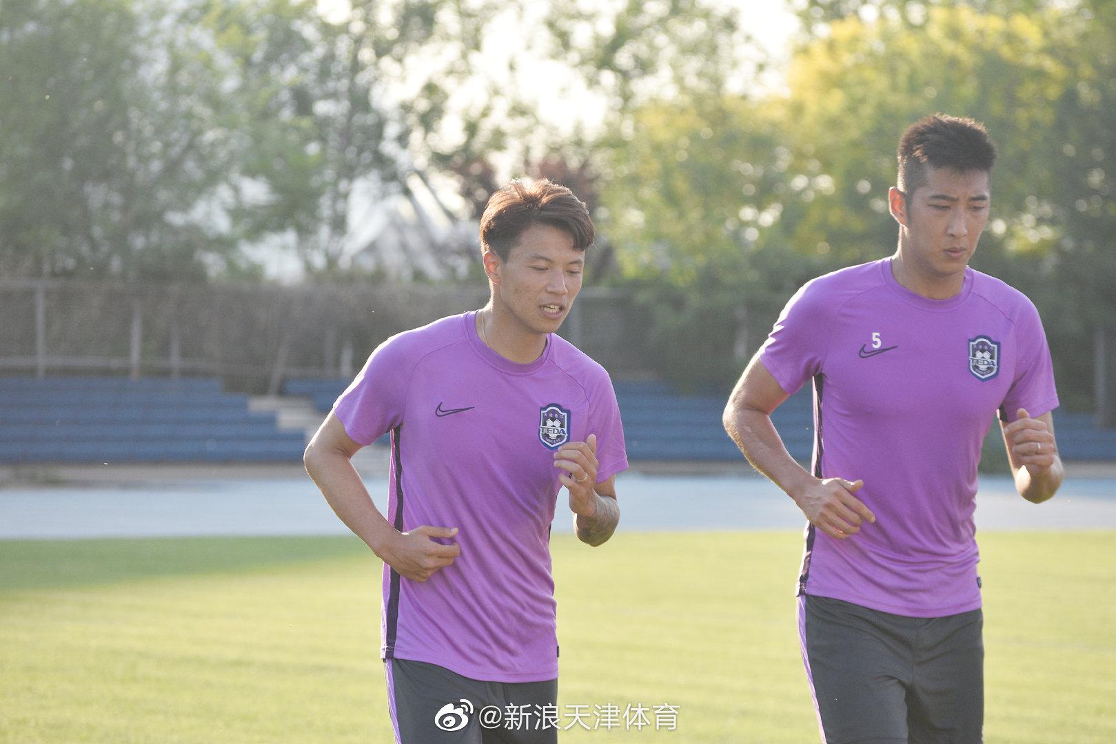 天津泰达逆转胜利,球员奋力拼搏 天津泰达逆转胜利,球员奋力拼搏