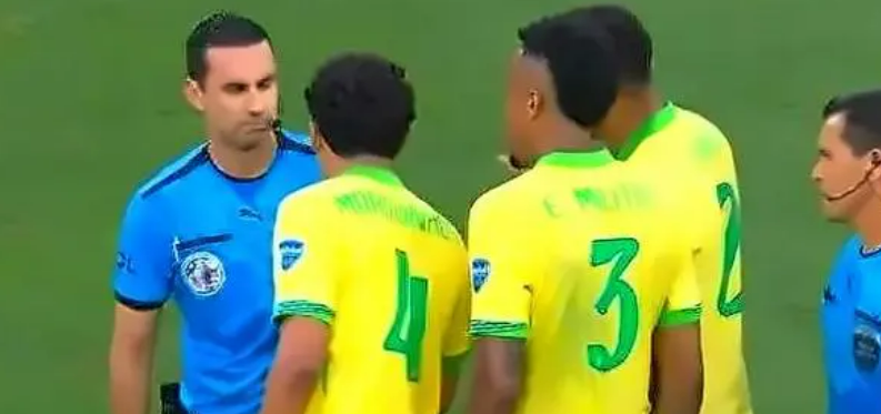 足球赛事引发争议,裁判判罚受质疑 足球赛事引发争议,裁判判罚受质疑