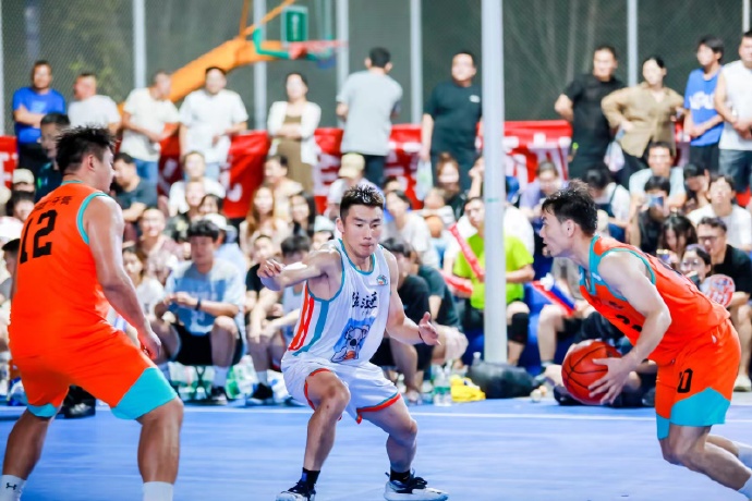 赛事引发无数球迷热血沸腾,场上比拼刺激 赛事引发无数球迷热血沸腾,场上比拼刺激