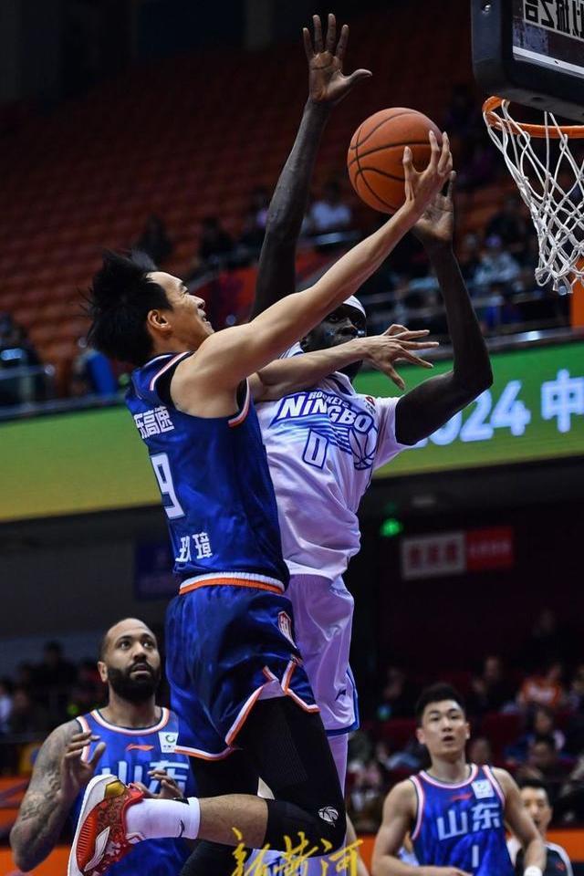 新疆男篮胜利在望,备战信心十足 新疆男篮胜利在望,备战信心十足