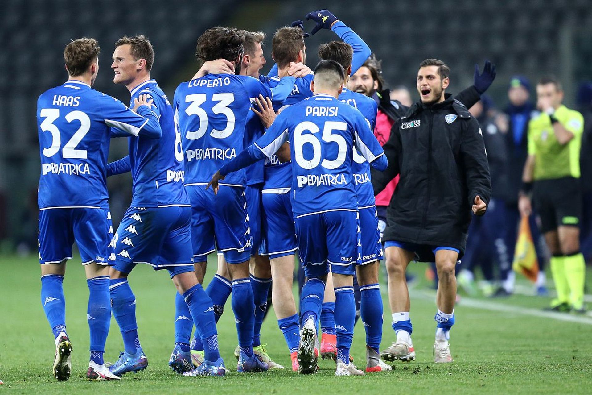 纽卡斯尔联主帅遭解雇,球队陷入危机 纽卡斯尔联主帅遭解雇,球队陷入危机