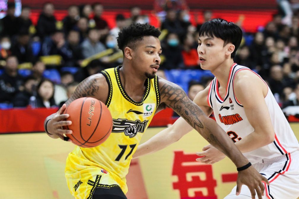 双方球队实力对比，激烈对抗成焦点