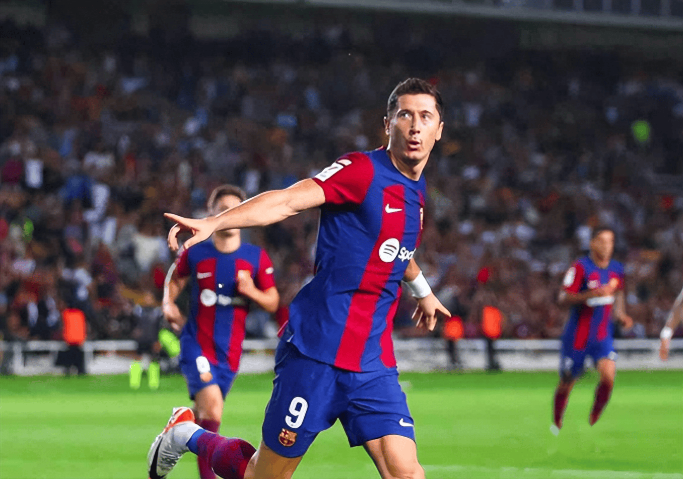 巴利亚多利德球员在赛场上展现出实力 巴利亚多利德球员在赛场上展现出实力