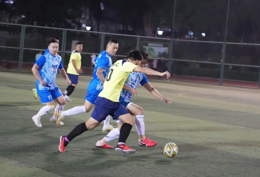 精彩的足球比拼,女队气势如虹! 精彩的足球比拼,女队气势如虹!