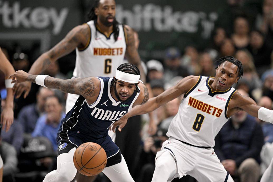 独行侠主场逆转掘金，路威发挥神勇