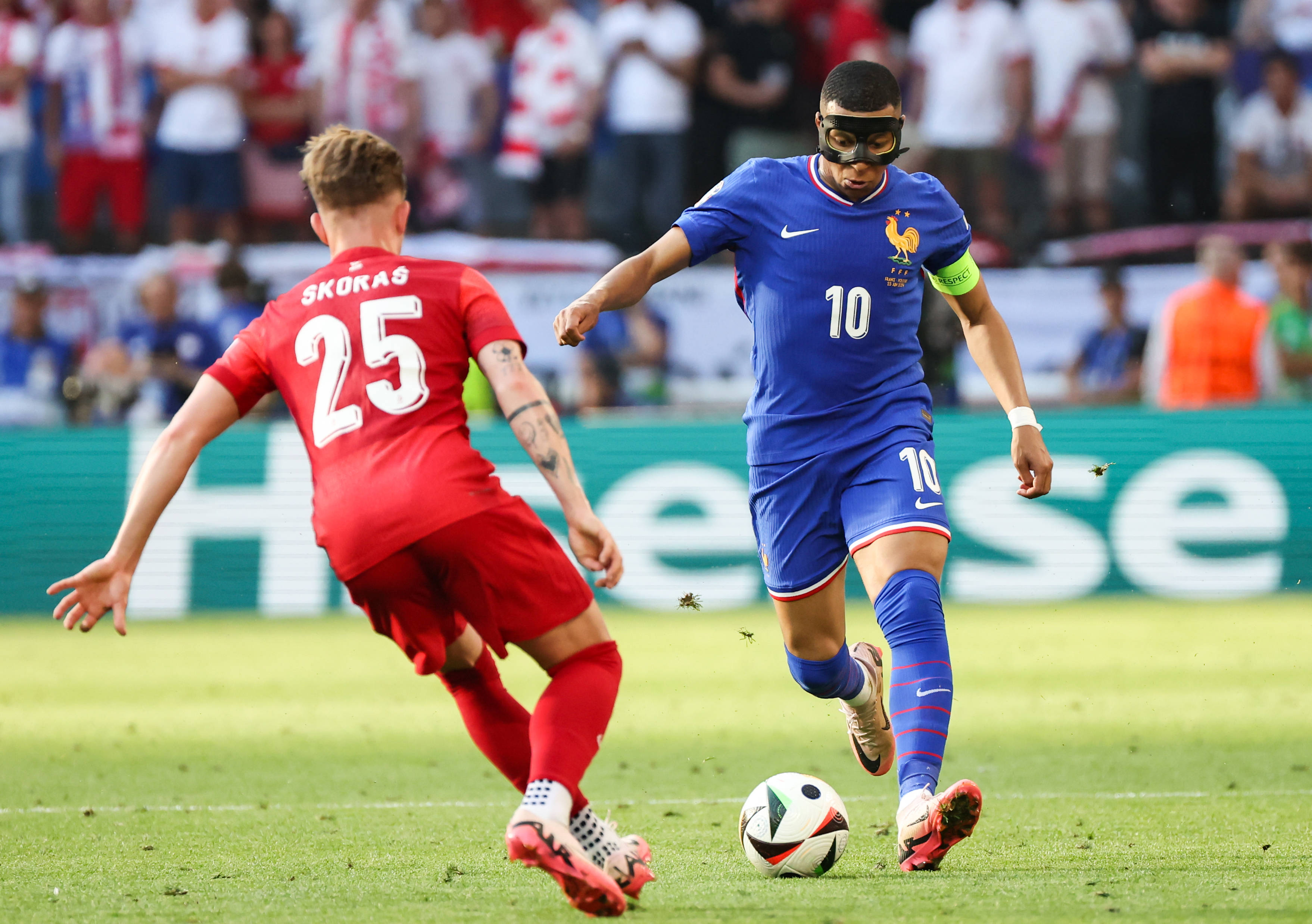 强强对决：欧洲顶级球队厮杀激烈