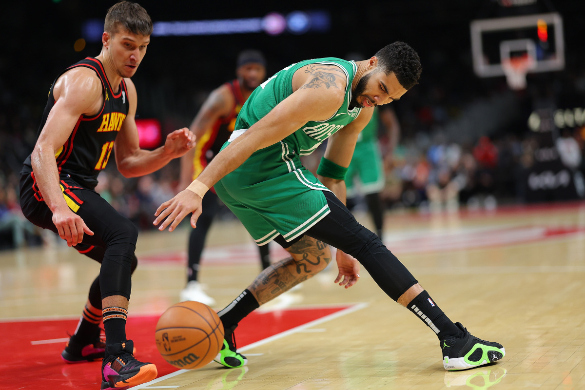 老鹰控卫关键时刻发挥不俗,功不可没 老鹰控卫关键时刻发挥不俗,功不可没