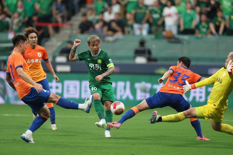 激烈对抗,球员尽展实力,赢得比赛! 激烈对抗,球员尽展实力,赢得比赛!