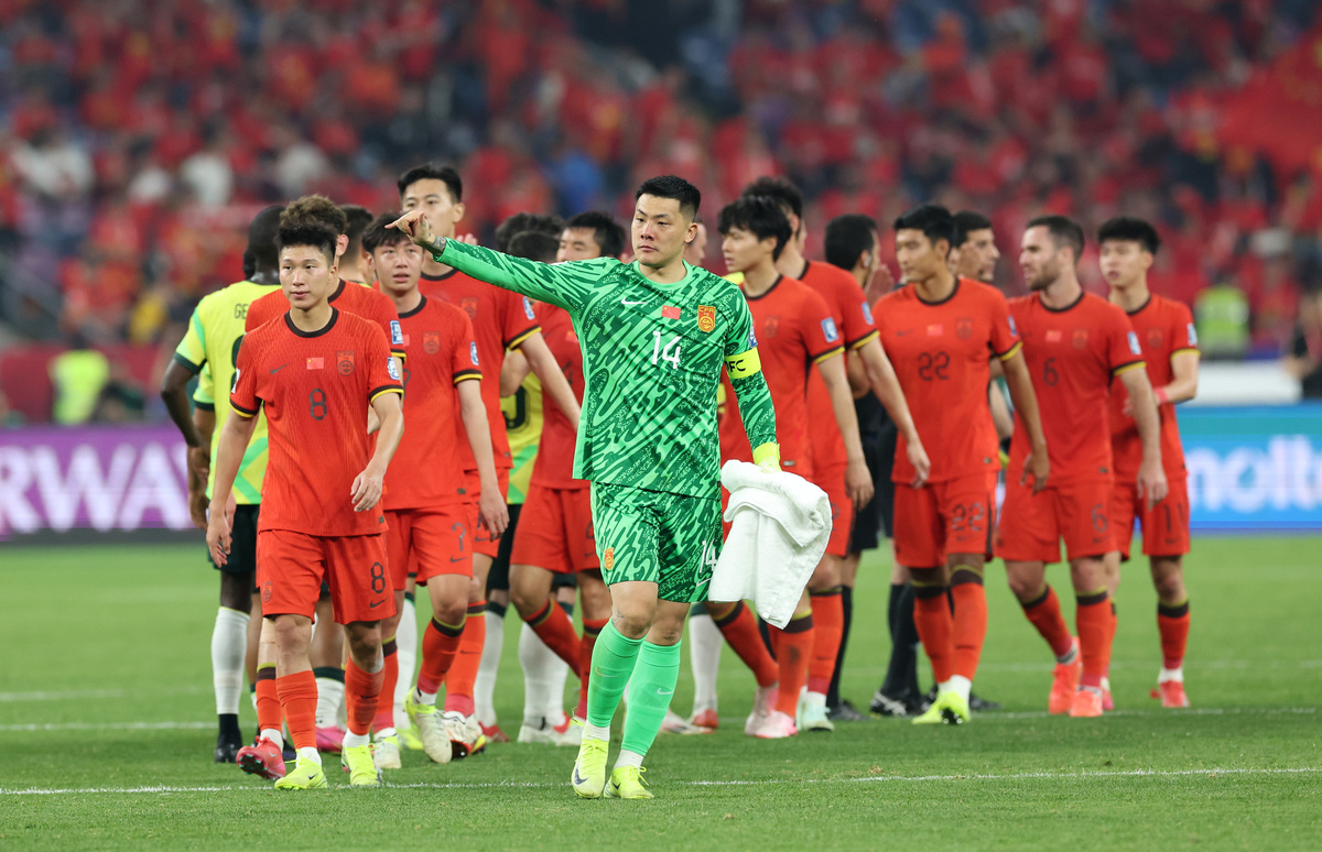 国内顶级足球比赛,球场内外战意高涨 国内顶级足球比赛,球场内外战意高涨