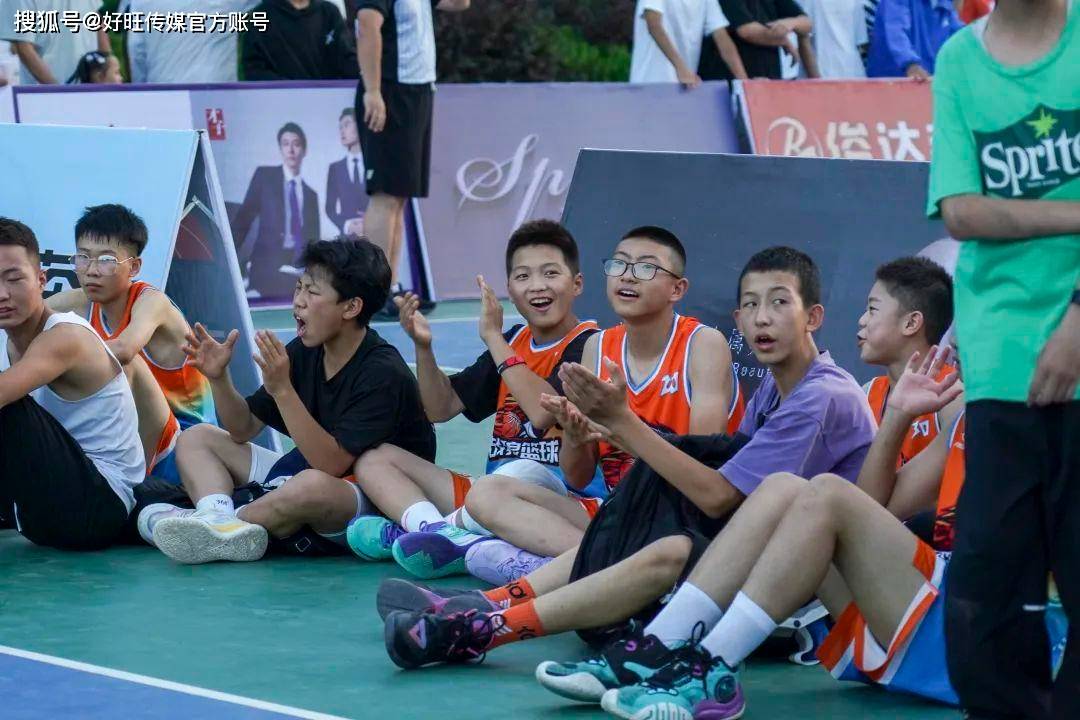 火热比赛！篮球球迷热烈加油助威