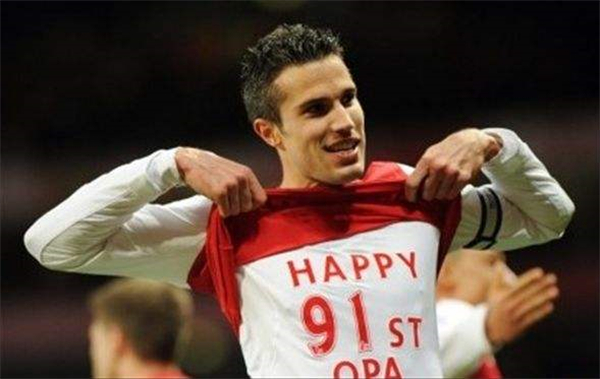 荷兰前锋范佩西加盟兰茨胡特，开启意外转会旅程